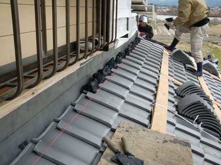 岸和田市東大路町の和瓦の屋根葺き替えで棟瓦の漆喰塗り