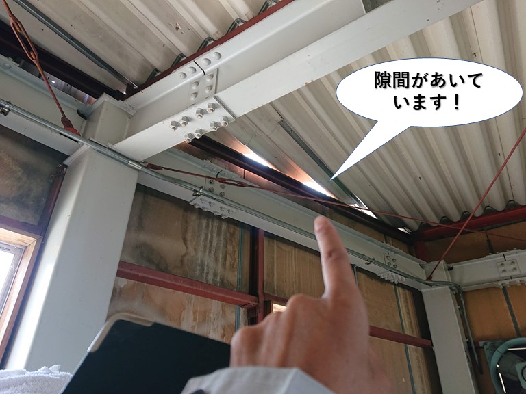 熊取町の倉庫の天井に隙間があいています