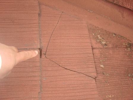 岸和田市上松町でスレート屋根の葺き替えで現調でひび