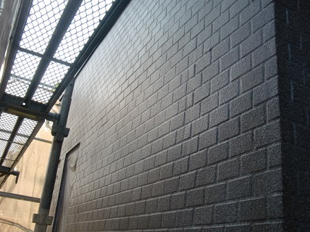 岸和田市上松町の外壁塗装で上塗りの工程