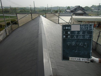 岸和田市真上町の外壁塗装と屋根塗装で屋根の中塗り