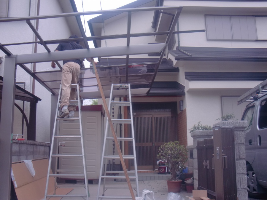 岸和田市土生町のアルミ製のテラスのポリカ貼り