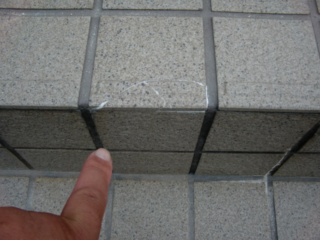 貝塚市半田の玄関タイルの割れ