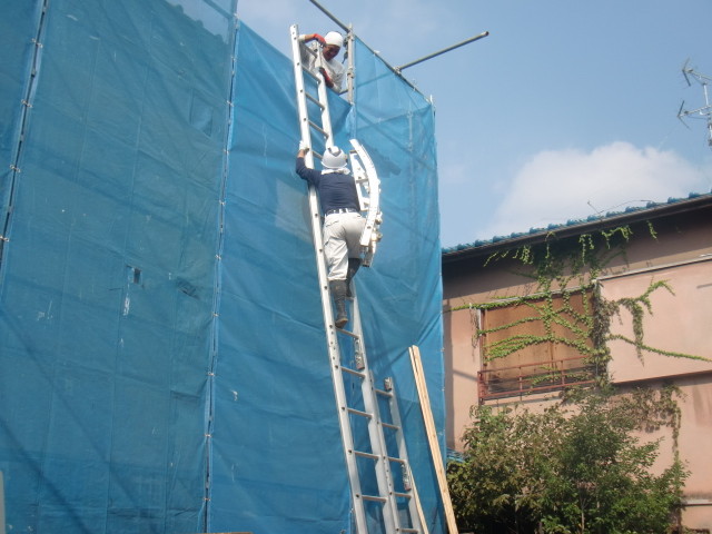 岸和田市藤井町で電動はしご設置中