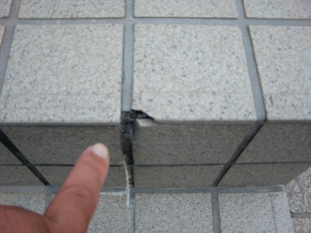 貝塚市半田の割れた玄関タイル