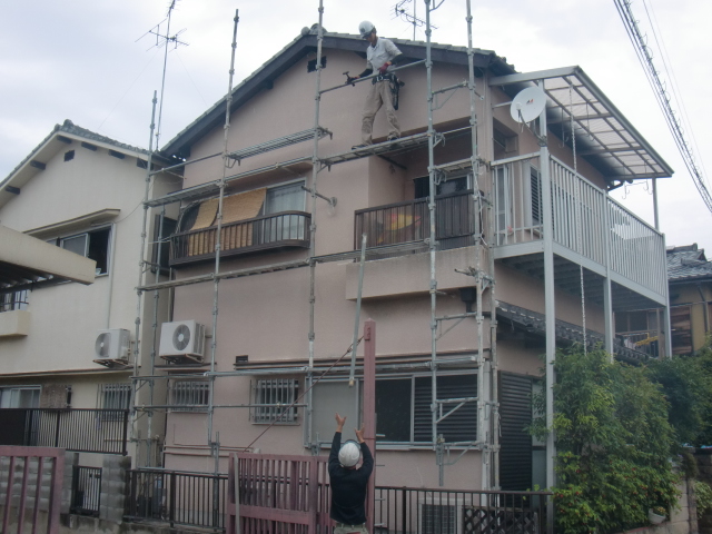貝塚市永吉で足場撤去中