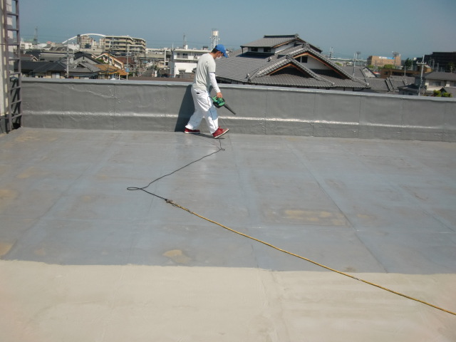 岸和田市の倉庫屋上の防水箇所清掃
