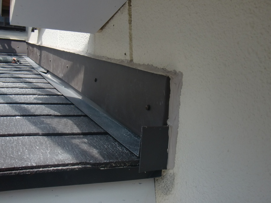 岸和田市土生町の雨仕舞の板金にコーキング充填