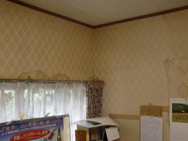 和泉市青葉台の窓の上の雨漏り跡