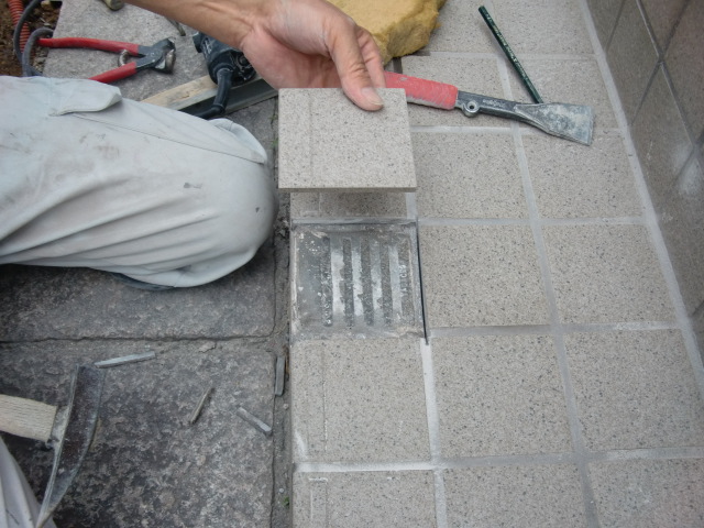 貝塚市半田の割れた玄関タイル張替え