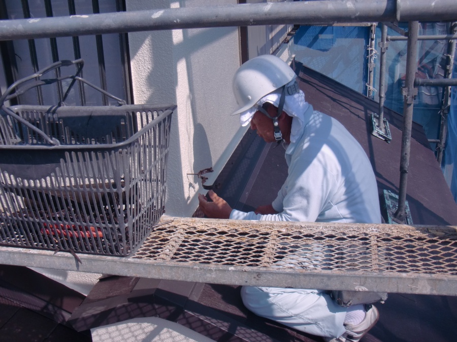 岸和田市土生町の竪樋の受け金具取り付け