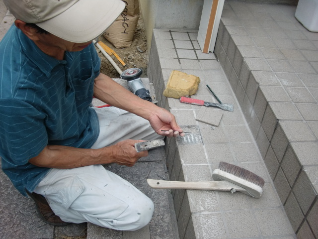 貝塚市半田の割れた玄関タイル撤去