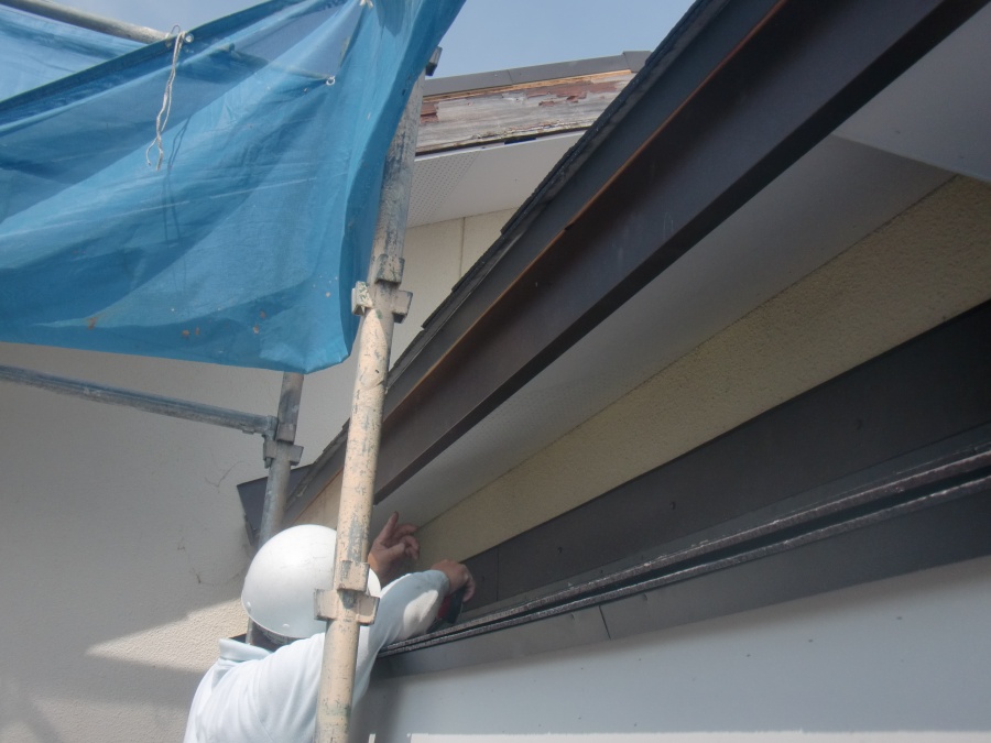 岸和田市土生町の屋根の鼻隠しにガルバリウム鋼板巻き