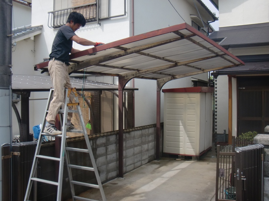 岸和田市土生町の鉄製のテラス屋根撤去中！