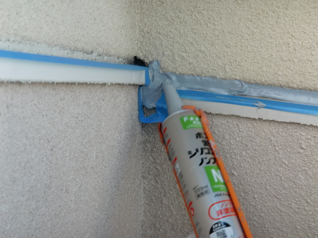 貝塚市半田の外壁見切りにシーリング充填