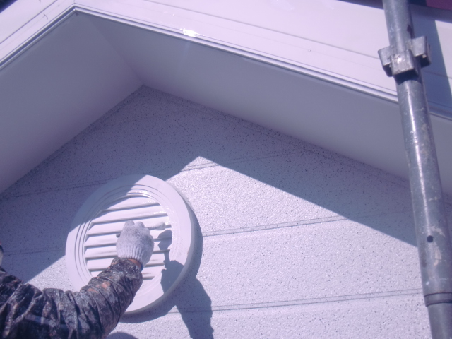 岸和田市包近町の屋根裏通気口塗装