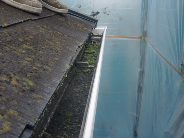 岸和田市包近町の汚れた雨樋現況