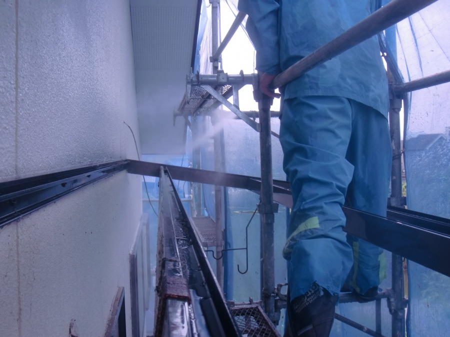 岸和田市土生町の外壁洗浄中