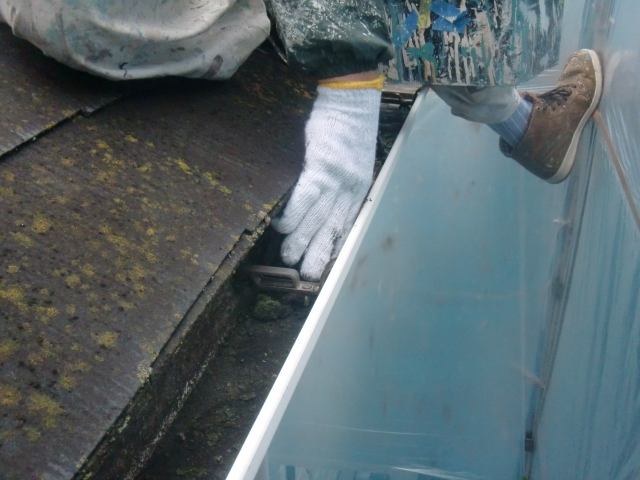 岸和田市包近町のごみが溜まった雨樋清掃