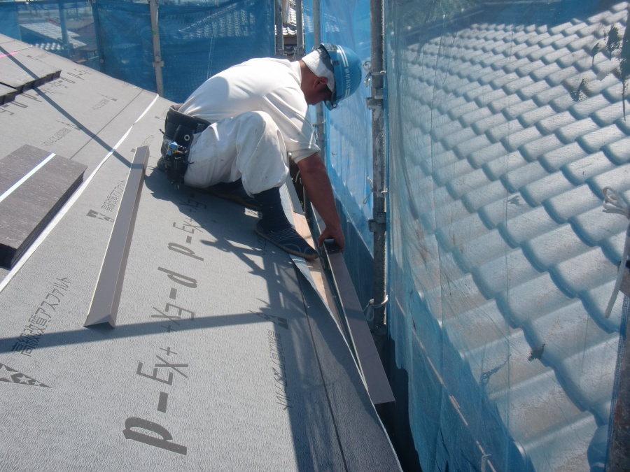 岸和田市土生町で屋根に軒先水切り取り付け