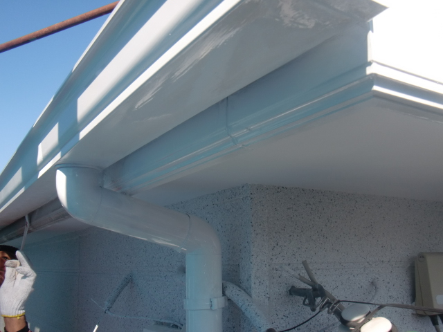 岸和田市包近町の雨樋塗装