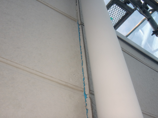 岸和田市下松町のひび割れた既存シーリング