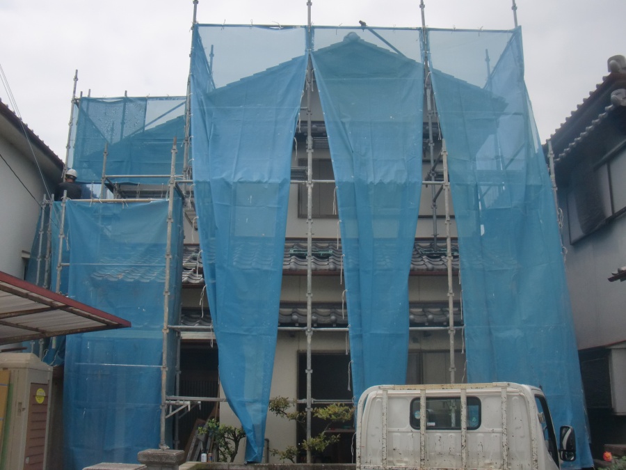 岸和田市土生町の足場にメッシュシート張り