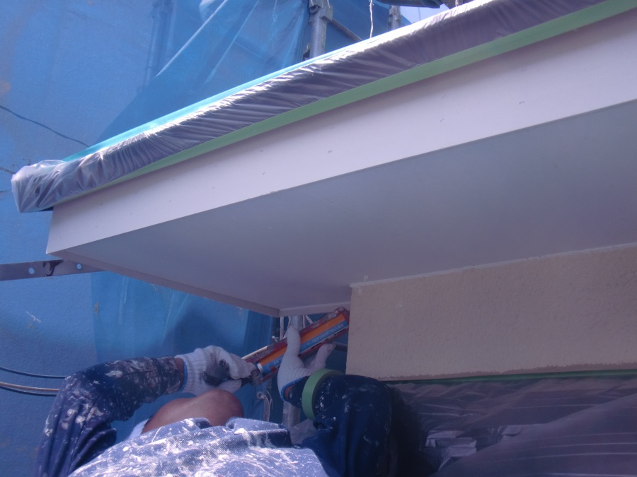 岸和田市土生町の改修した庇の取り合いにコーキング打ち