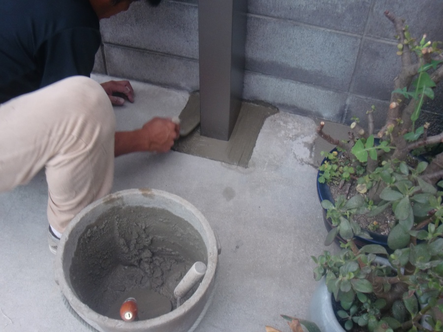 岸和田市土生町でアルミ製のテラスの柱埋め込み中