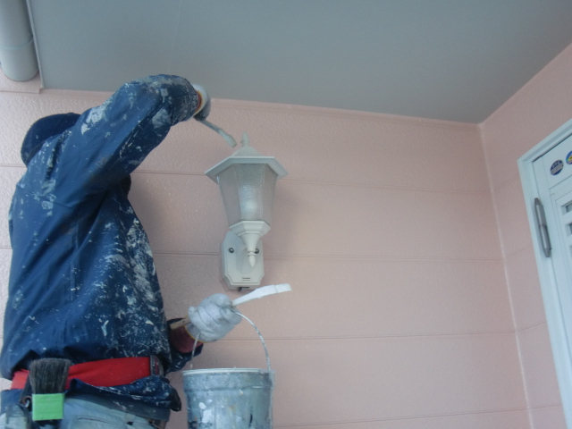 岸和田市下松町の玄関灯塗装