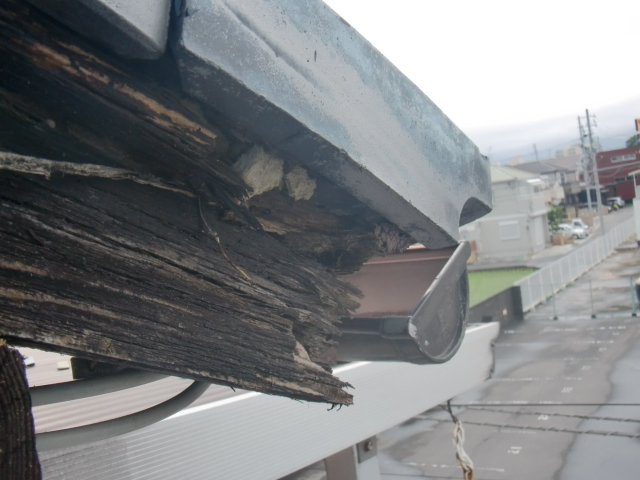 貝塚市永吉の劣化した破風板現況