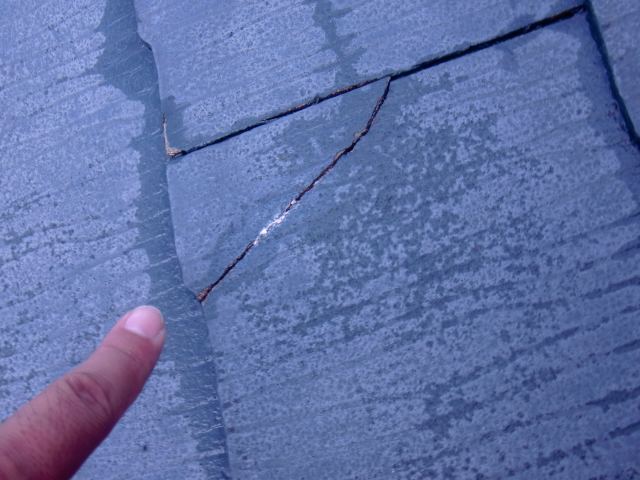 和泉市青葉台の割れたスレート瓦