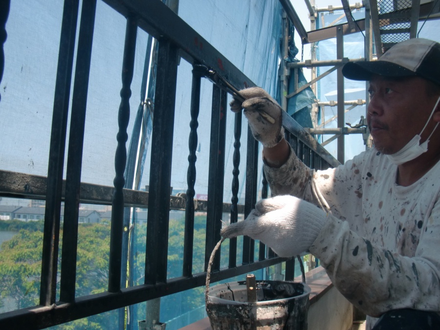 岸和田市土生町の鉄製のベランダの柵塗装