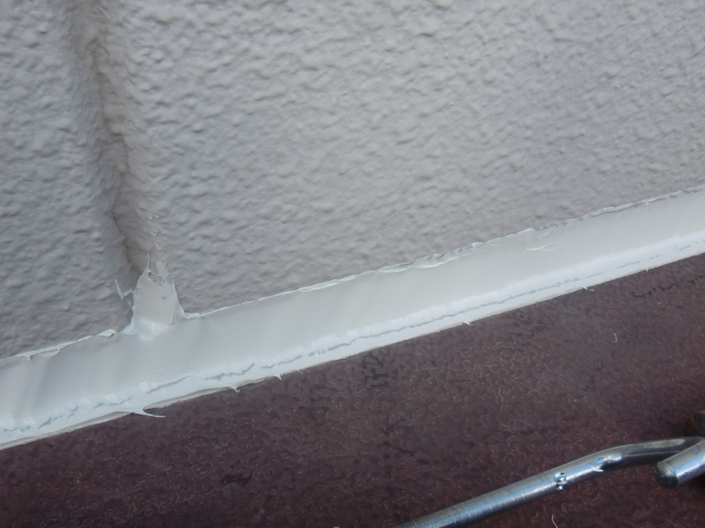 岸和田市紙屋町の出窓回りのコーキング増し打ち