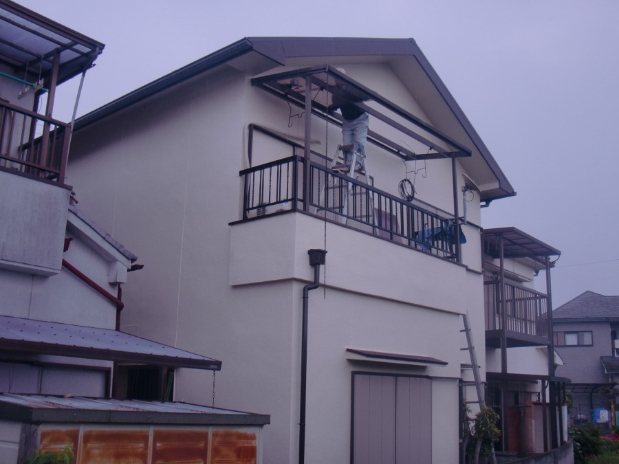 岸和田市土生町の二階のベランダの波板張替え
