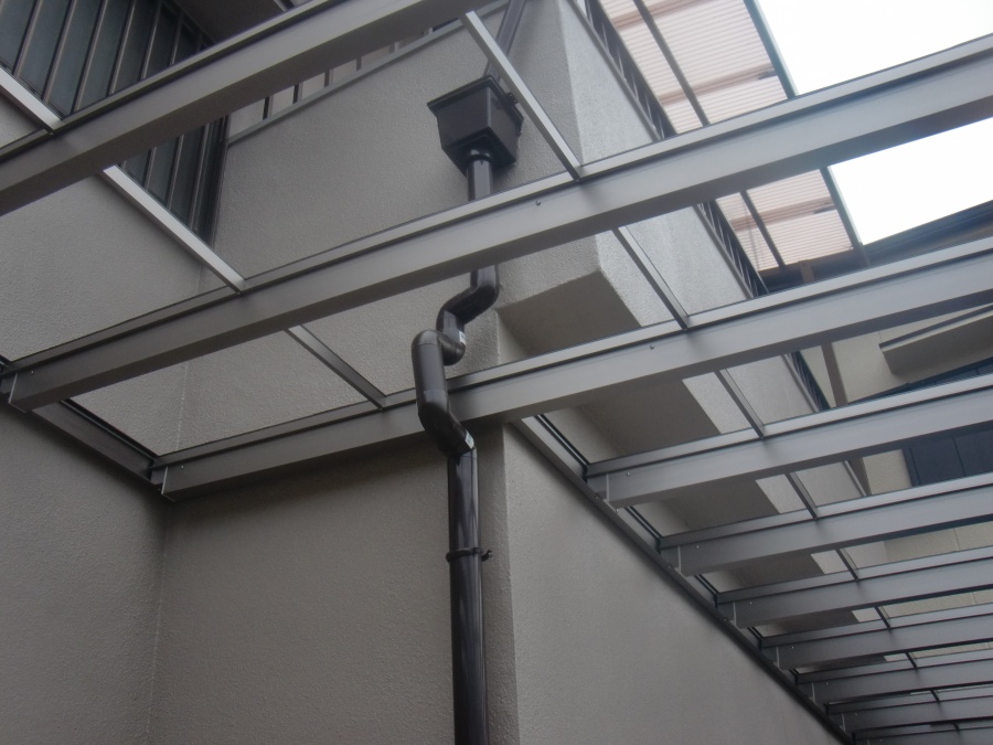 岸和田市神須屋町のカーポート設置で雨樋回避