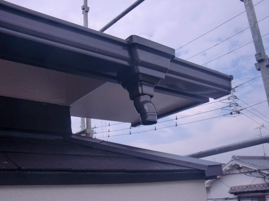 岸和田市土生町の中吊り金具の雨樋