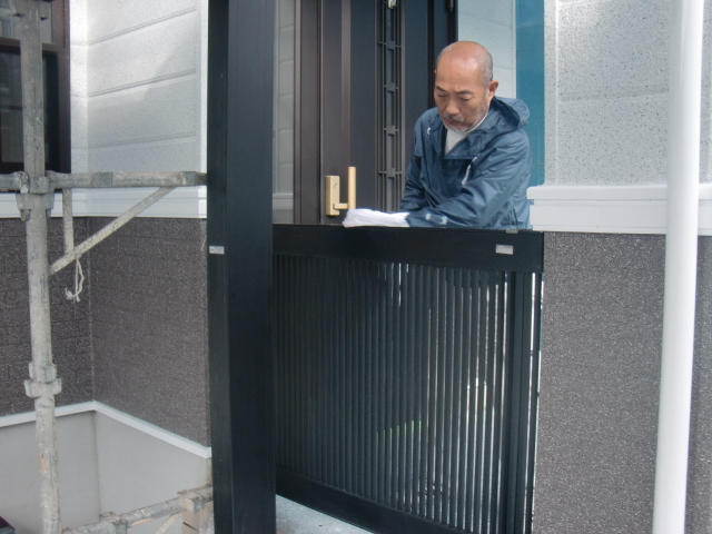 岸和田市包近町の門扉塗装