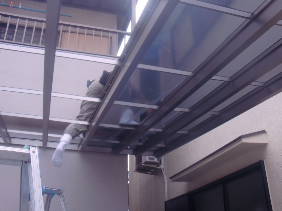 岸和田市神須屋町のカーポートの屋根パネル設置