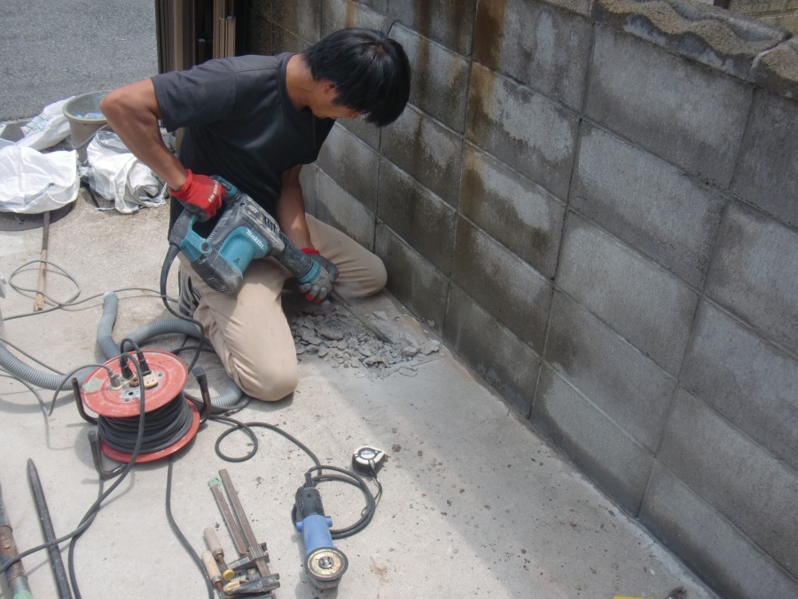 岸和田市土生町の土間ハツリ中