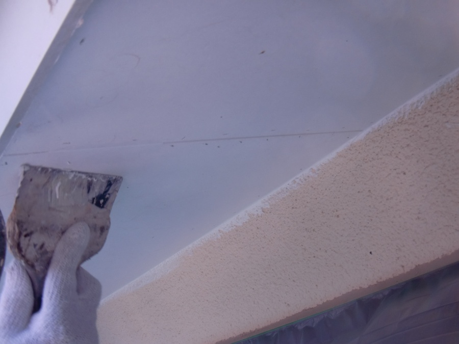 岸和田市土生町の改修した庇のタッカーの芯をパテ埋め