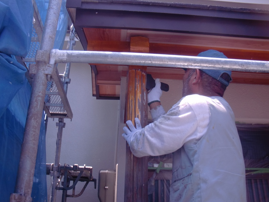 岸和田市土生町の玄関庇の柱既存塗膜撤去