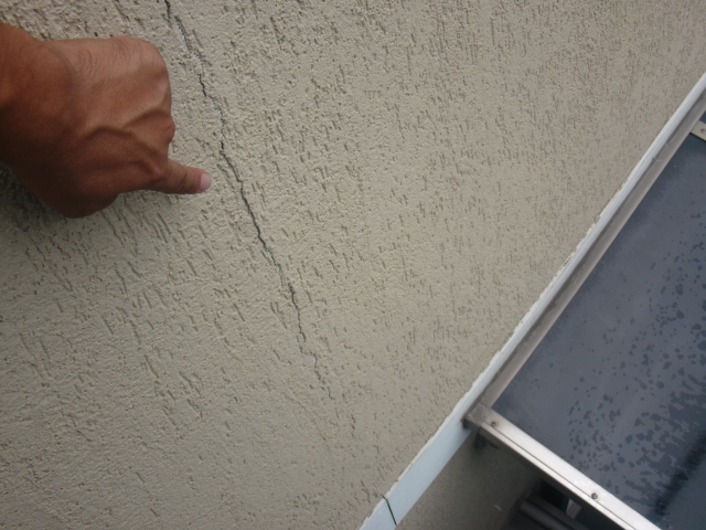 岸和田市西之内町の亀裂が入った外壁