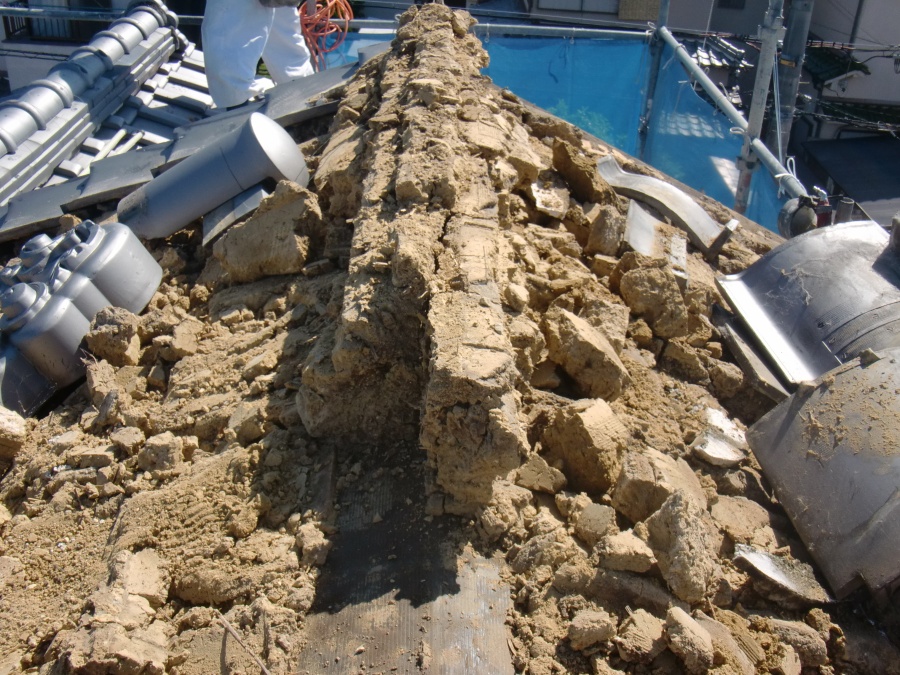 岸和田市土生町の瓦の下の葺き土