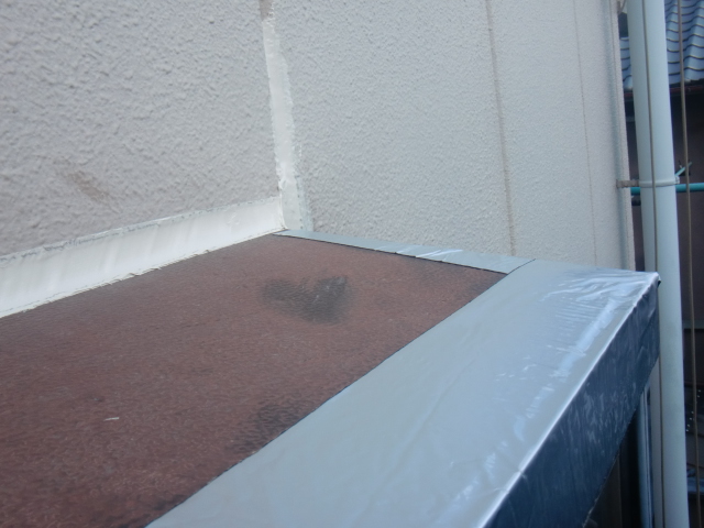 岸和田祖紙屋町の出窓の天端に防水テープ張り