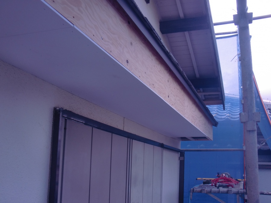 岸和田市土生町の庇にケイカル板取り付け