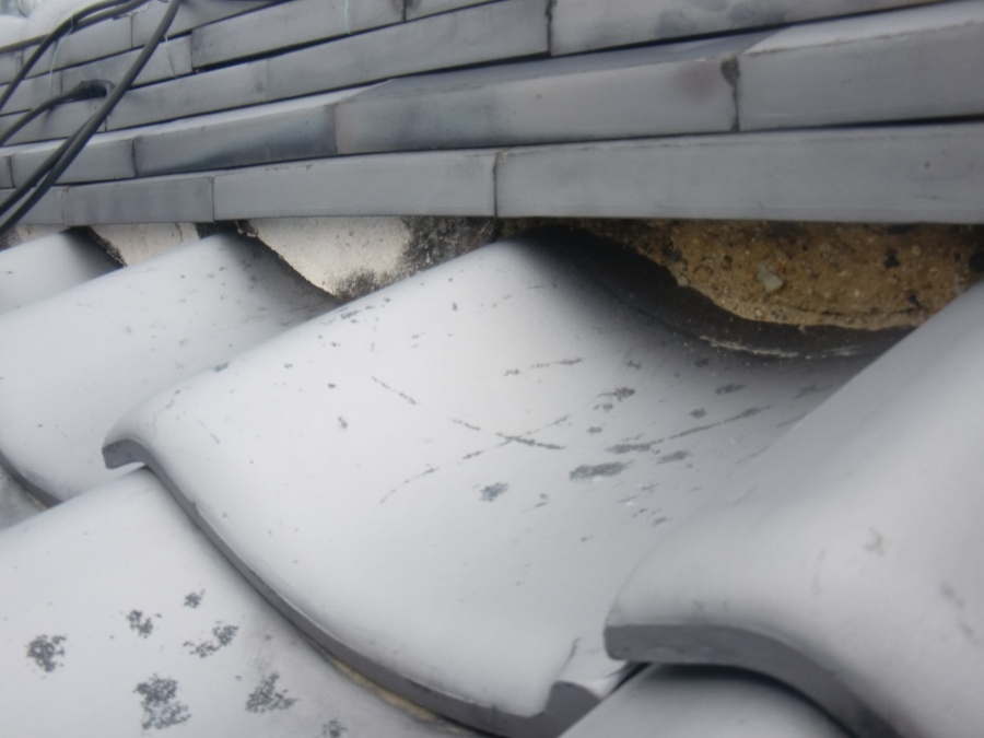 岸和田市土生町の屋根現況で痩せた漆喰の様子