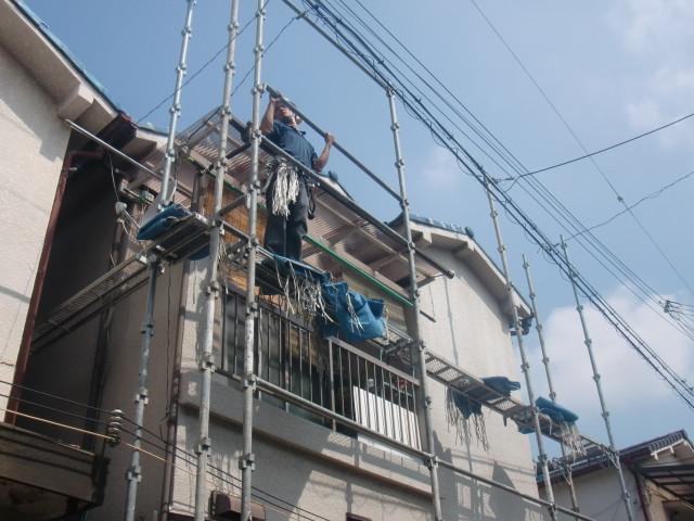 岸和田市藤井町で足場設置中