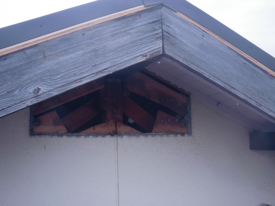 岸和田市土生町の既存の木製の破風板板