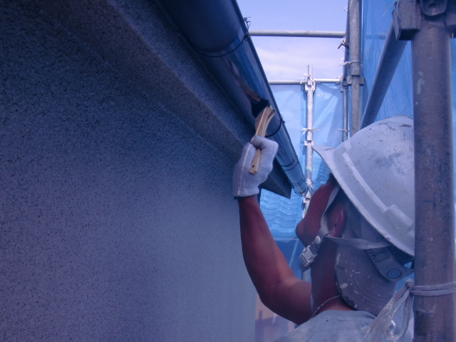 岸和田市藤井町で雨樋塗装中